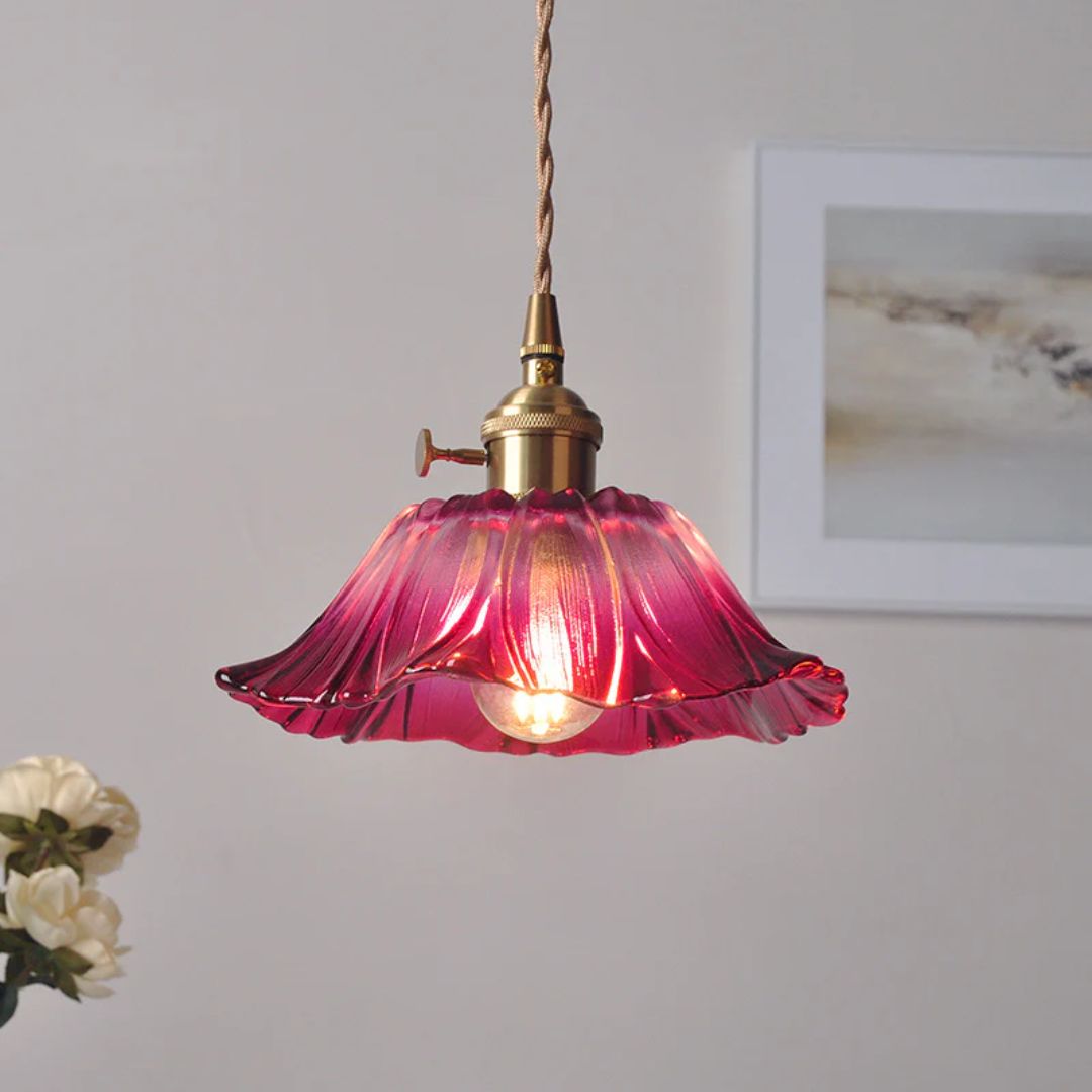 Lampa sufitowa – ciemnoczerwone szkło, w kształcie kwiatu, do jadalni lub jako dekoracja do salonu