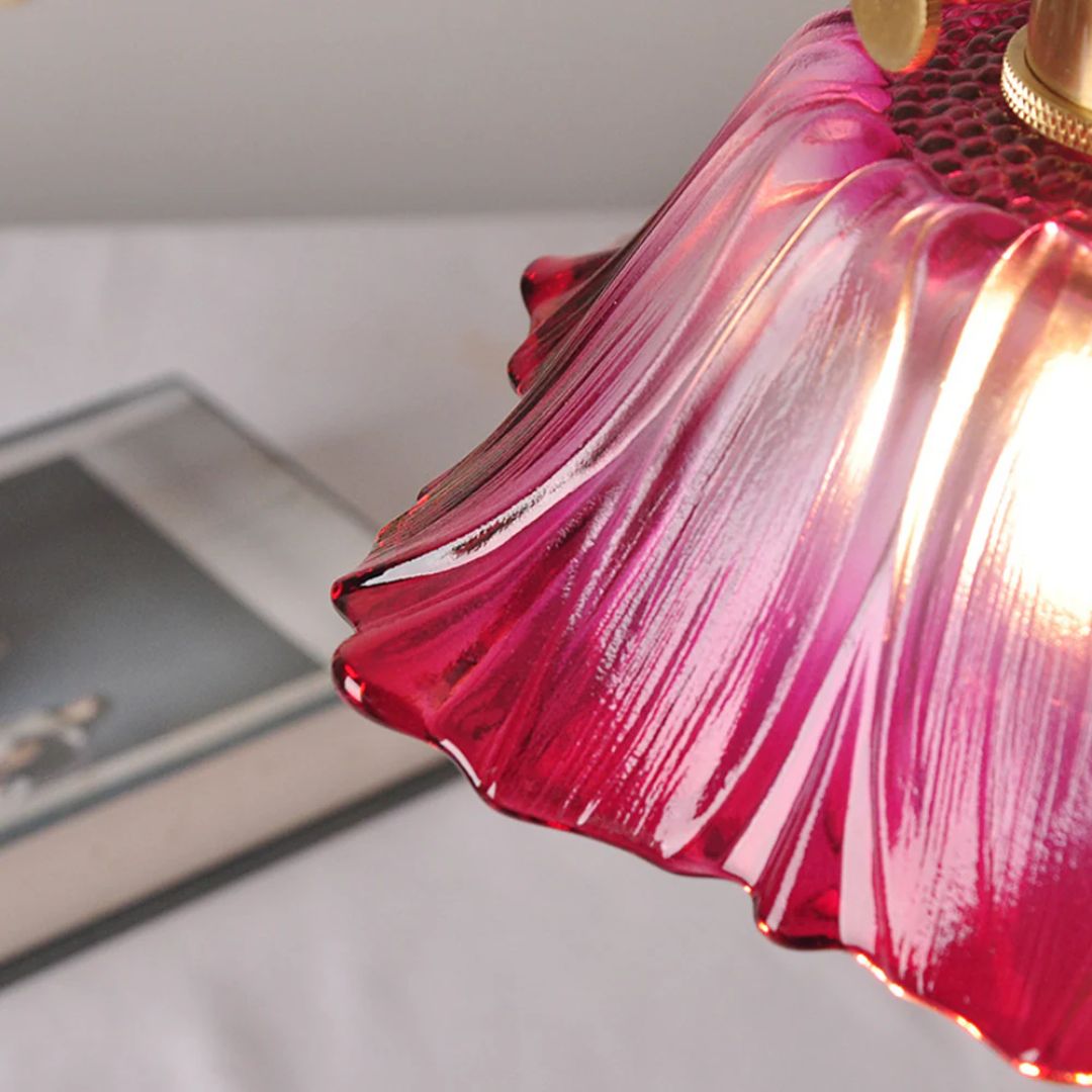 Lampa sufitowa – ciemnoczerwone szkło, w kształcie kwiatu, do jadalni lub jako dekoracja do salonu