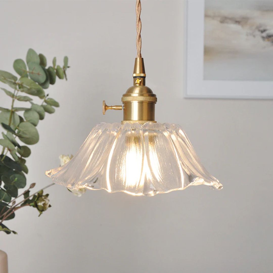 Lampa sufitowa – ciemnoczerwone szkło, w kształcie kwiatu, do jadalni lub jako dekoracja do salonu