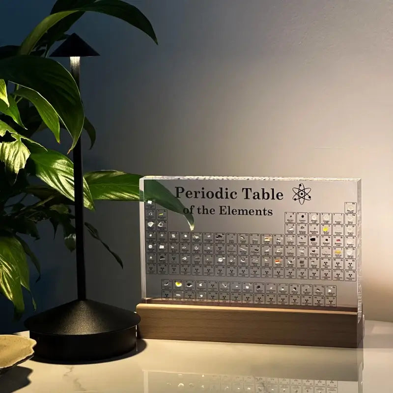 Periodisk System i Akryl med 83 Ægte Grundstoffer og LED-lys