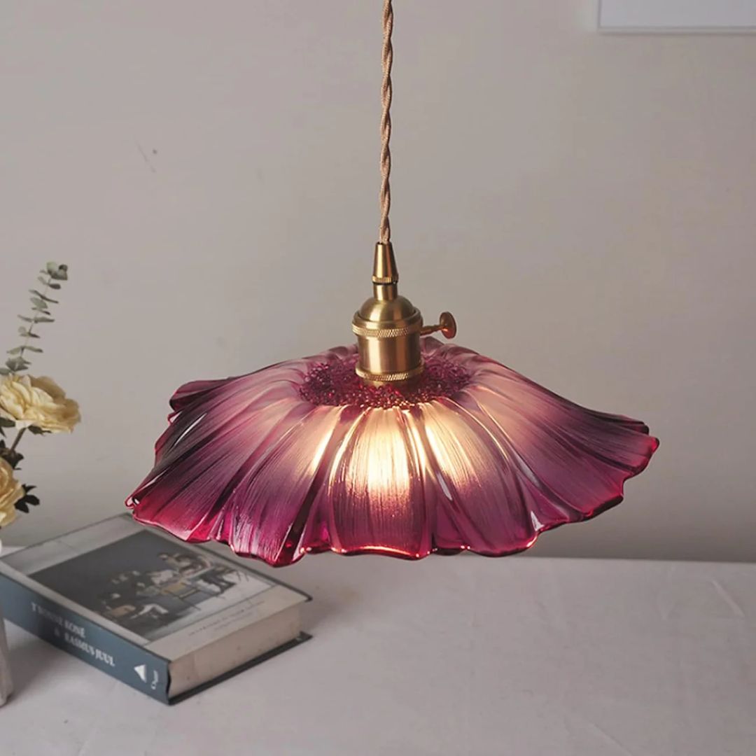 Lampa sufitowa – ciemnoczerwone szkło, w kształcie kwiatu, do jadalni lub jako dekoracja do salonu