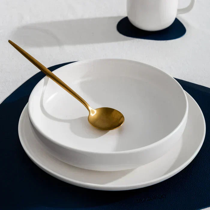 Juego de cubiertos minimalista: acero inoxidable, diseño elegante para cualquier mesa