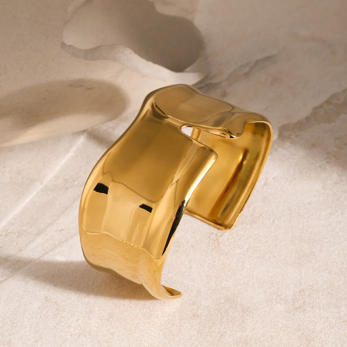 Dame Armring i Forgyldt Rustfrit Stål - Minimalistisk Cuff Design