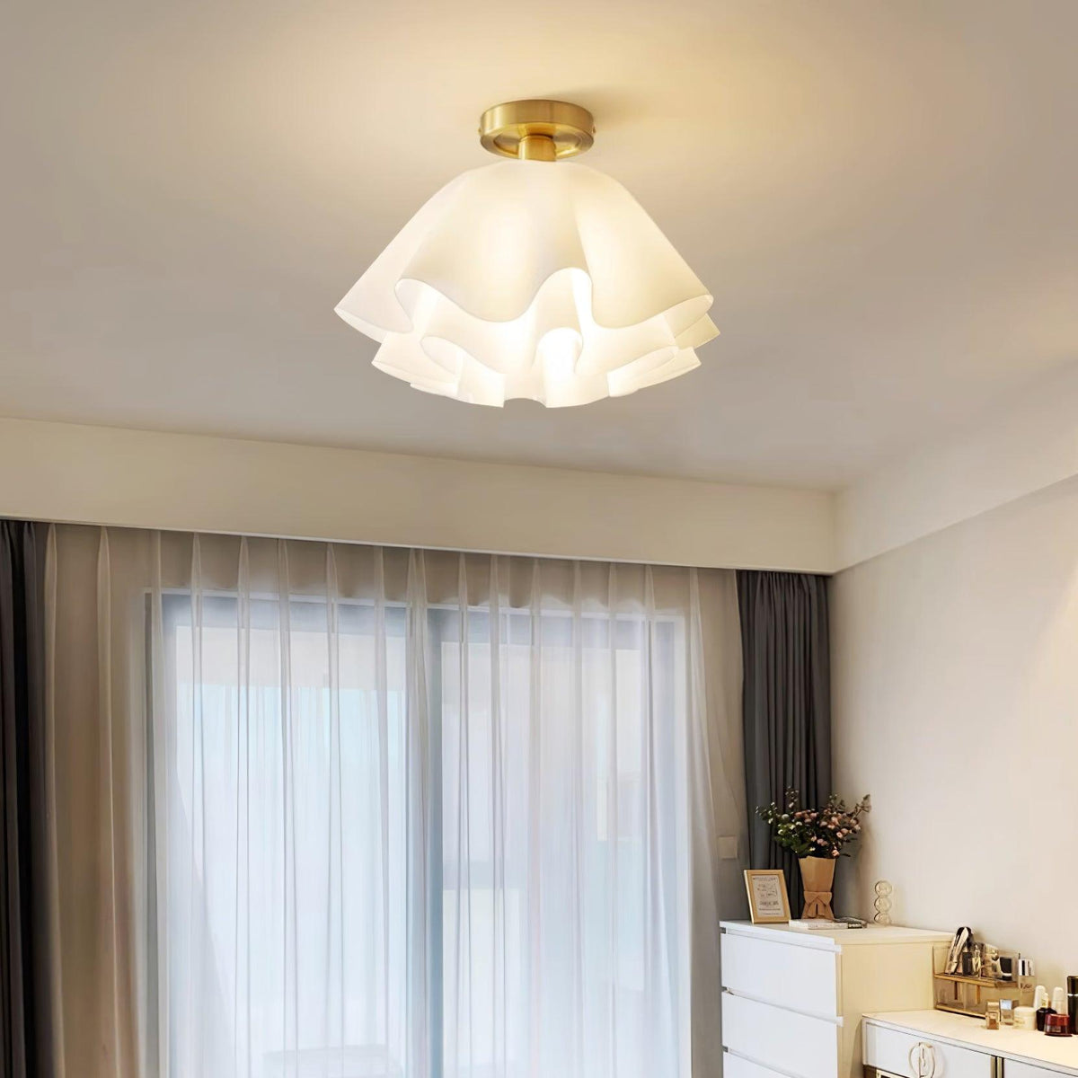 Loftlampe med Bølget Skærm – Hvid og Guld, E27