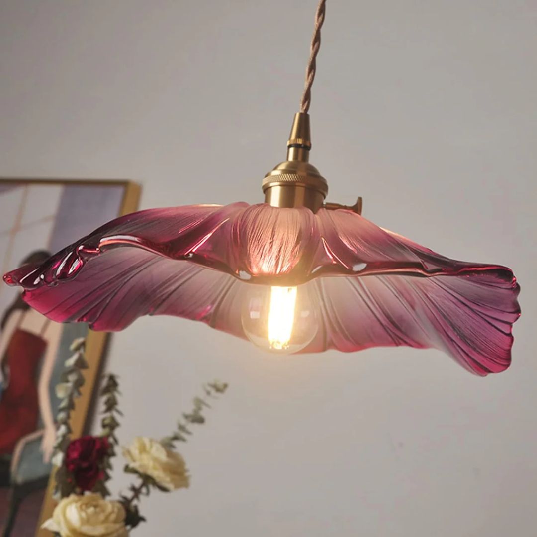 Lampa sufitowa – ciemnoczerwone szkło, w kształcie kwiatu, do jadalni lub jako dekoracja do salonu