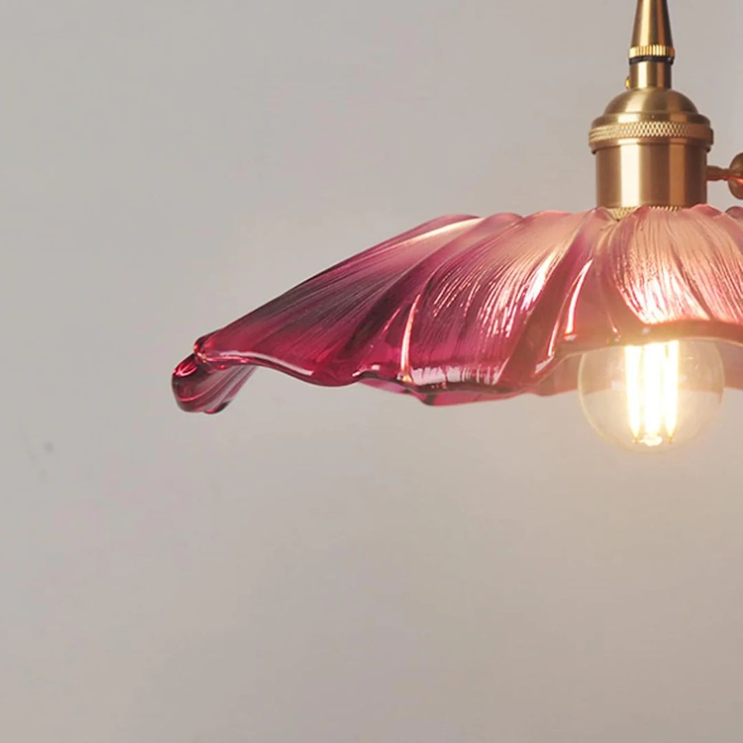 Lampa sufitowa – ciemnoczerwone szkło, w kształcie kwiatu, do jadalni lub jako dekoracja do salonu