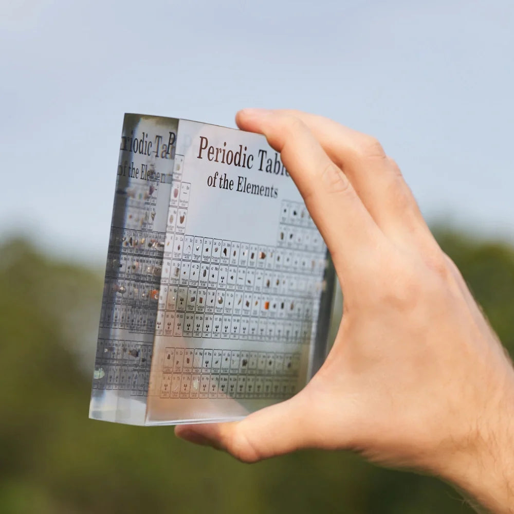 Periodisk System i Akryl med 83 Ægte Grundstoffer og LED-lys