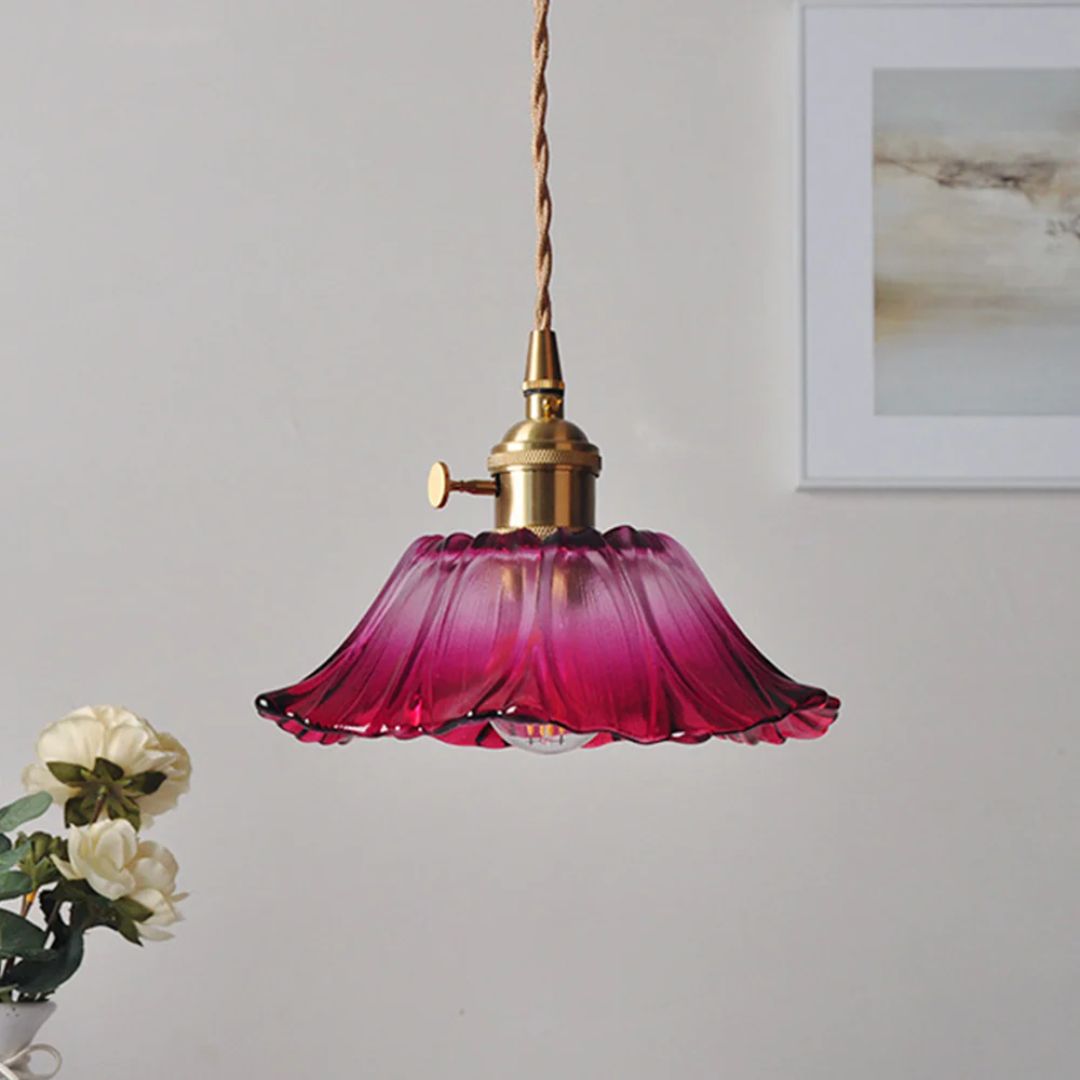 Lampa sufitowa – ciemnoczerwone szkło, w kształcie kwiatu, do jadalni lub jako dekoracja do salonu
