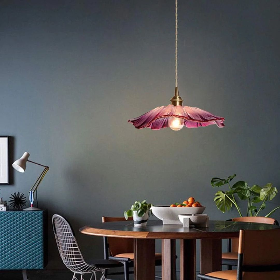 Lampa sufitowa – ciemnoczerwone szkło, w kształcie kwiatu, do jadalni lub jako dekoracja do salonu