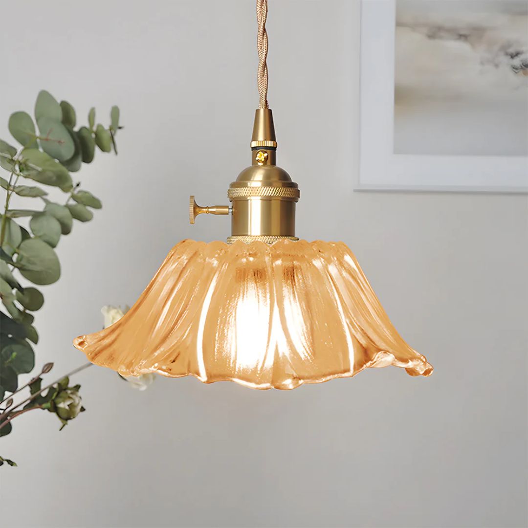 Lampa sufitowa – ciemnoczerwone szkło, w kształcie kwiatu, do jadalni lub jako dekoracja do salonu