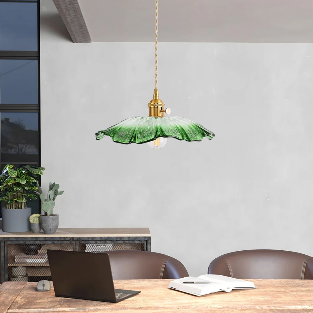 Lampa sufitowa – ciemnoczerwone szkło, w kształcie kwiatu, do jadalni lub jako dekoracja do salonu