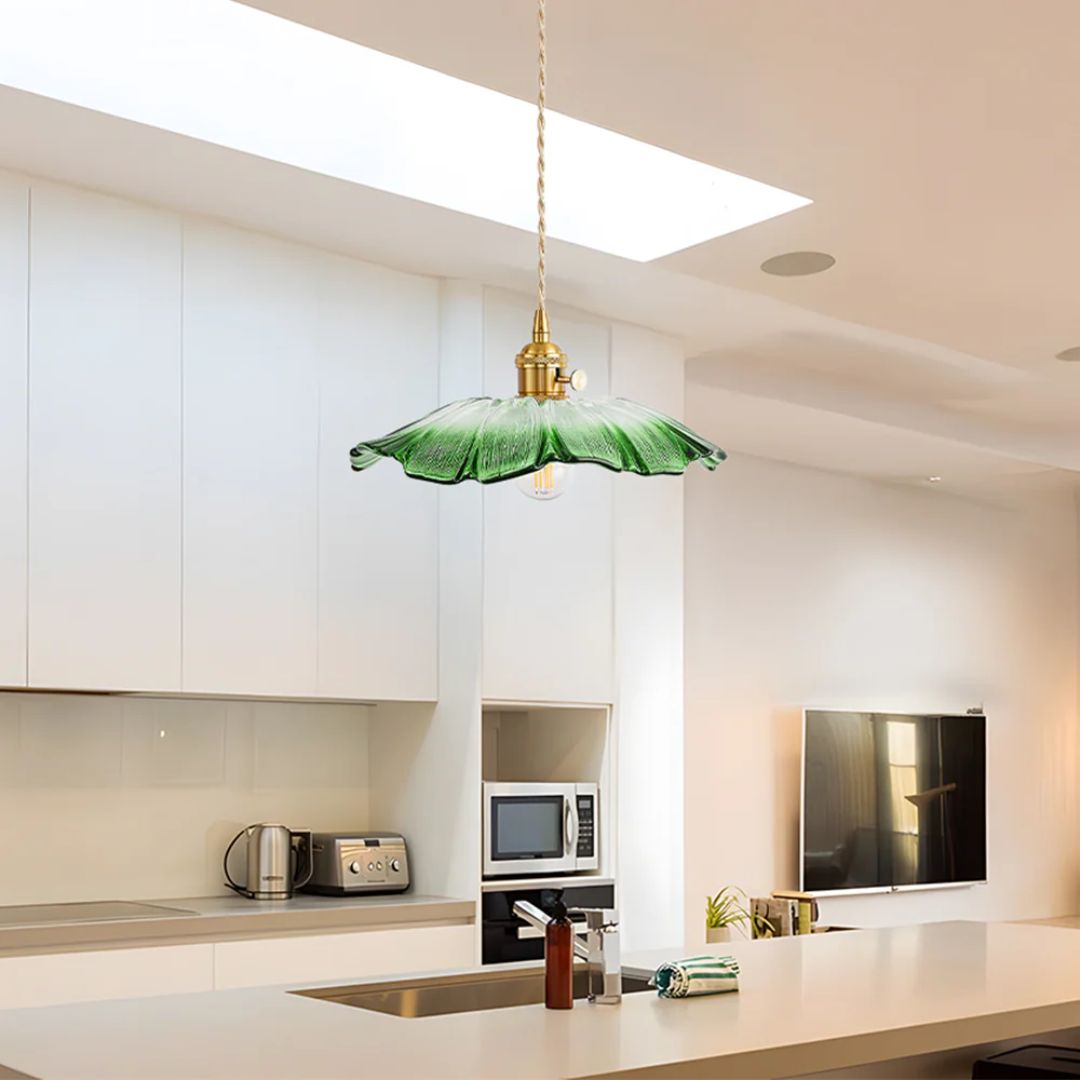 Lampa sufitowa – ciemnoczerwone szkło, w kształcie kwiatu, do jadalni lub jako dekoracja do salonu