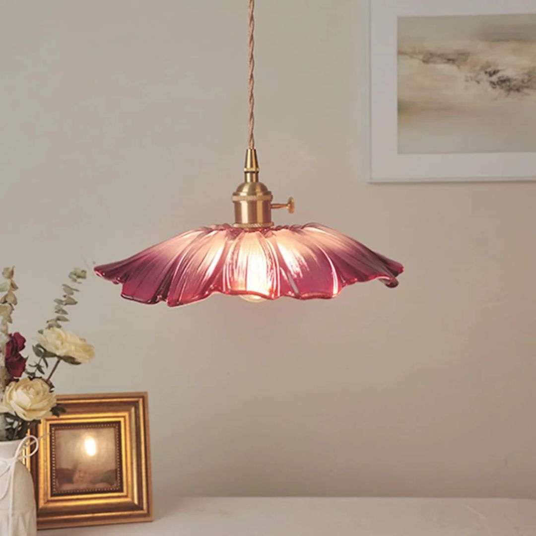 Lampa sufitowa – ciemnoczerwone szkło, w kształcie kwiatu, do jadalni lub jako dekoracja do salonu