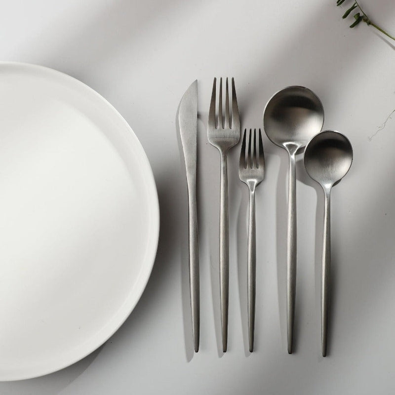 Juego de cubiertos minimalista: acero inoxidable, diseño elegante para cualquier mesa