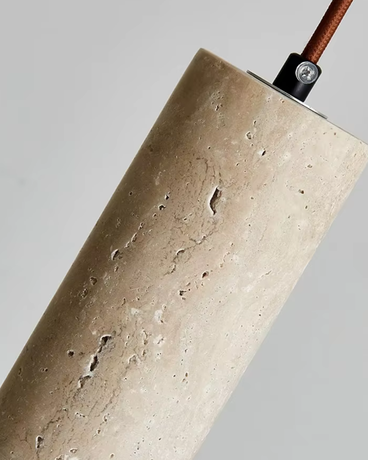 Loftlampe i Travertin med Integreret LED – Minimalistisk Design