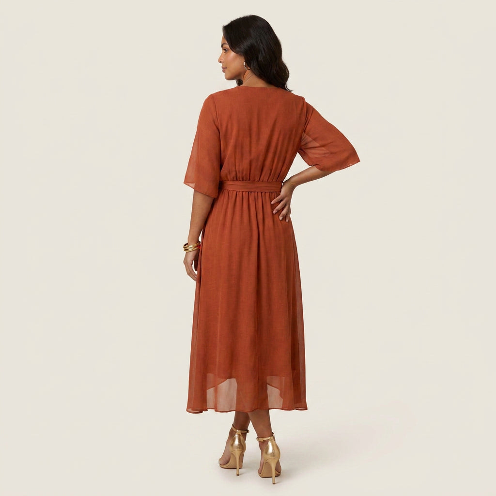Dame Midikjole med Overslag og Flæsekant i Transparent Chiffon-look